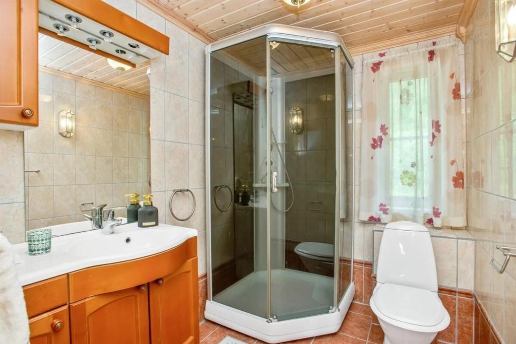 TOILET + SHOWER